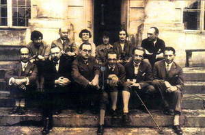 Zjazd poetów w Pławowicach, czerwiec 1928r. 
Literaci siedzą na schodach dworu Morstinów