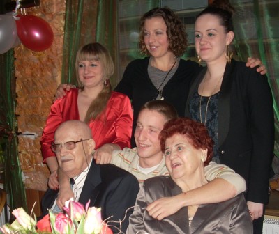 Jubilaci z wnukami: Anią, Agnieszką, Malwiną i Marcinem